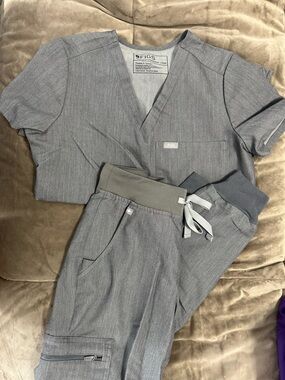 Figs Graphite Scrub Set - Classic V-Neck Top & Jogger Pants